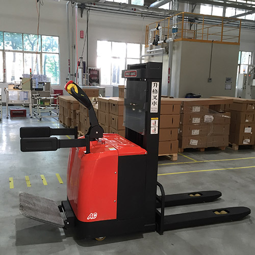 全电动堆高车CD-D15AD